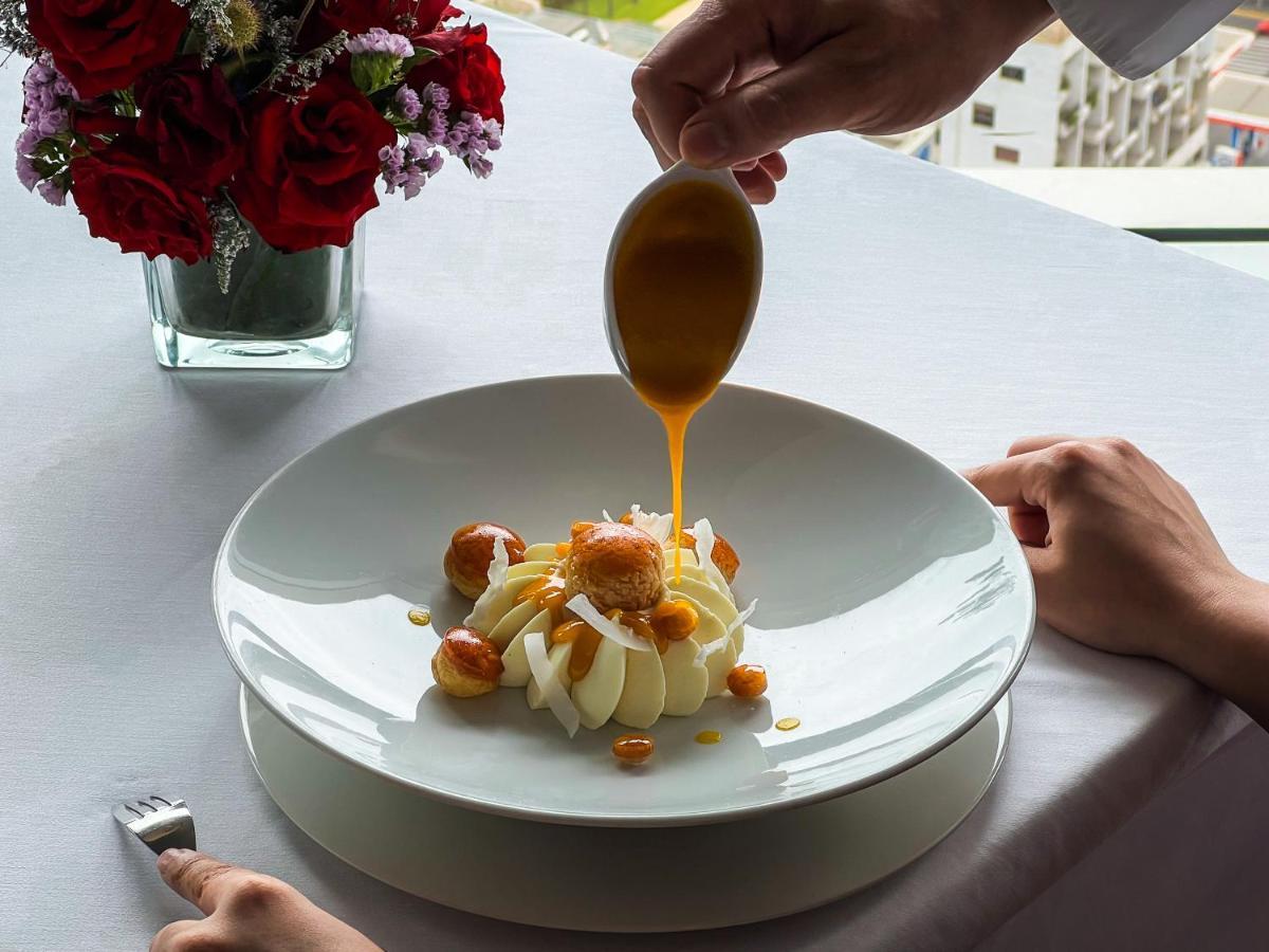 Kenzi Tower Hotel Casablanca Exterior foto A dessert being drizzled with caramel sauce