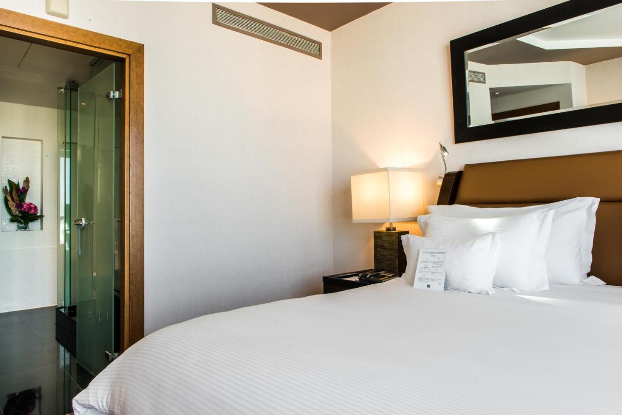 Kenzi Tower Hotel Casablanca Exterior foto A bedroom at the hotel