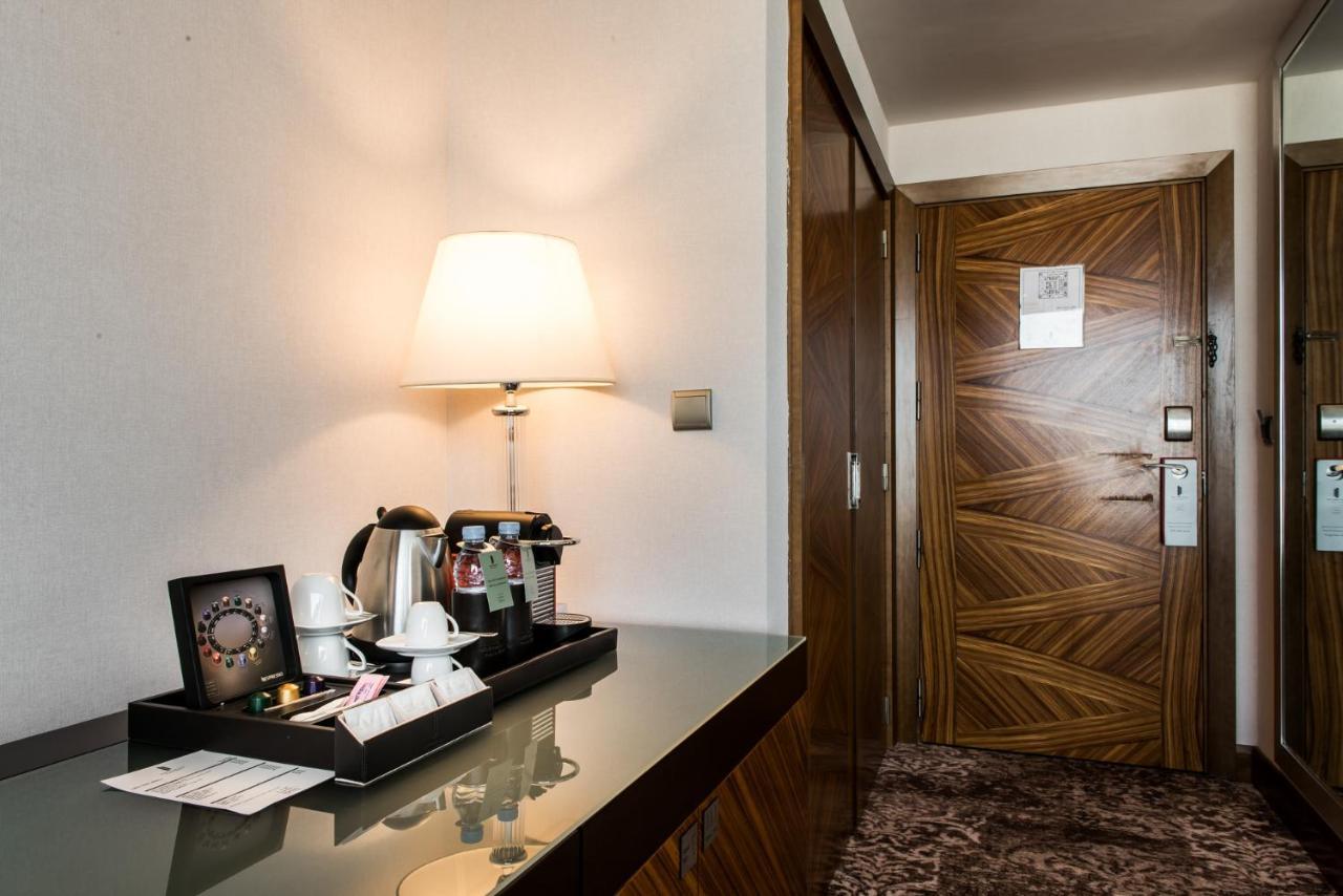 Kenzi Tower Hotel Casablanca Exterior foto A Nespresso machine in a hotel room